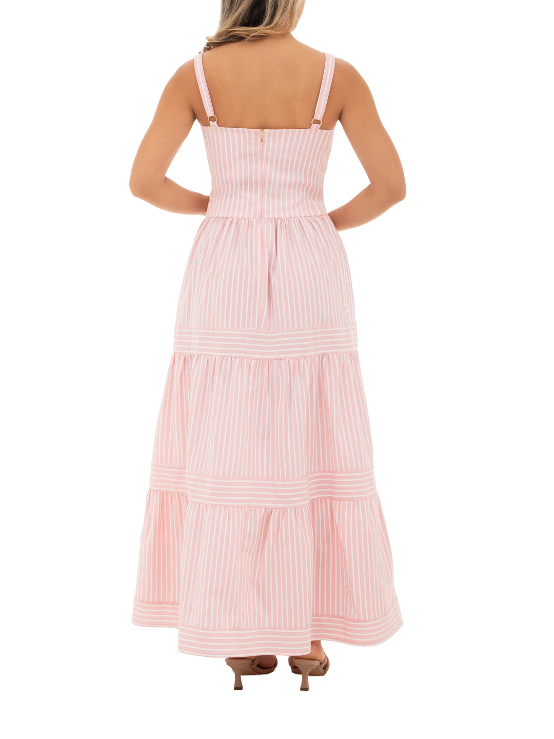 vestido largo elegante con diseño fresco y moderno