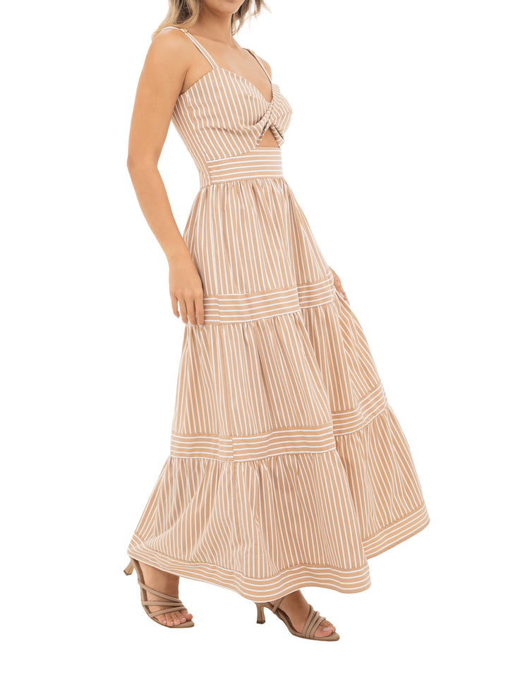 vestido elegante con falda fruncida y diseño de rayas