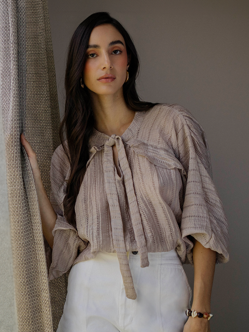 blusa elegante para dama en organza texturizada con mangas detalladas