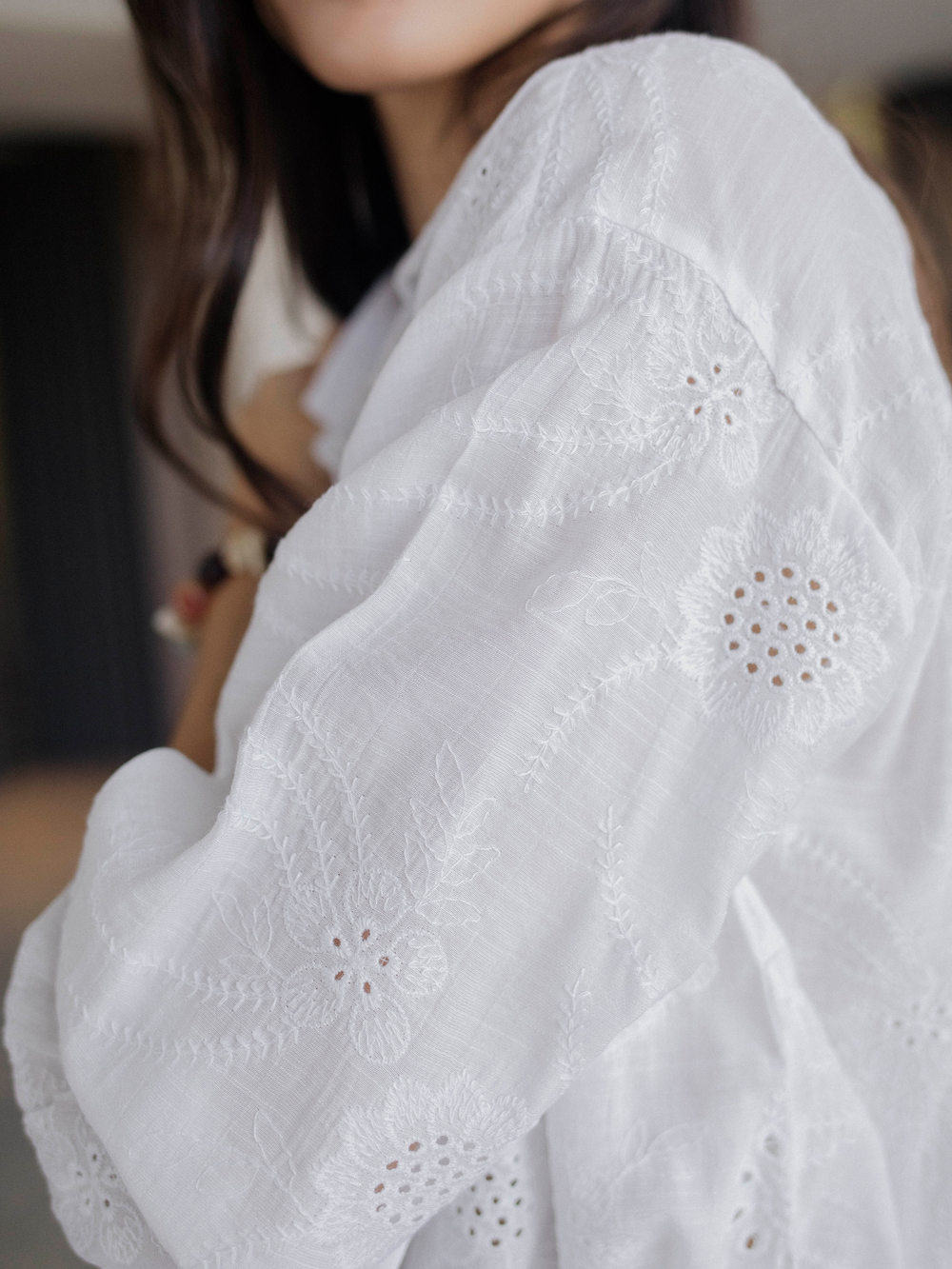 blusa elegante para dama con cintura ajustable y cuello camisero