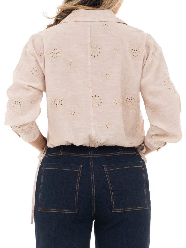 blusas elegantes con cuello camisero y pechera oculta