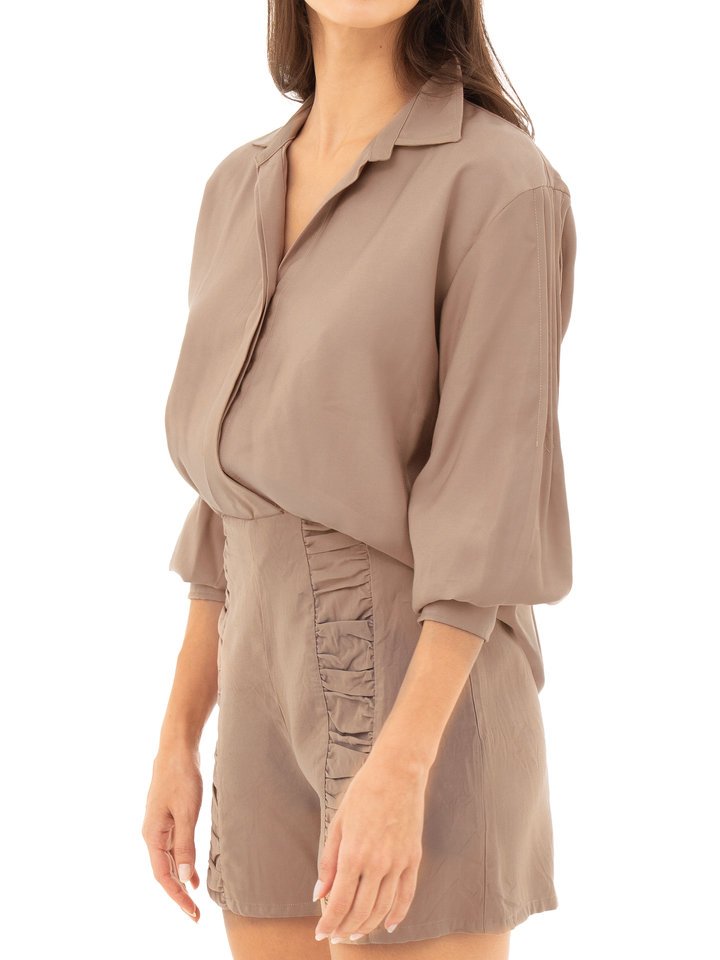 blusas para mujer con botonadura escondida y caída suave