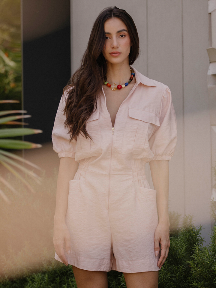 enterizo corto femenino con mangas englobadas y diseño moderno