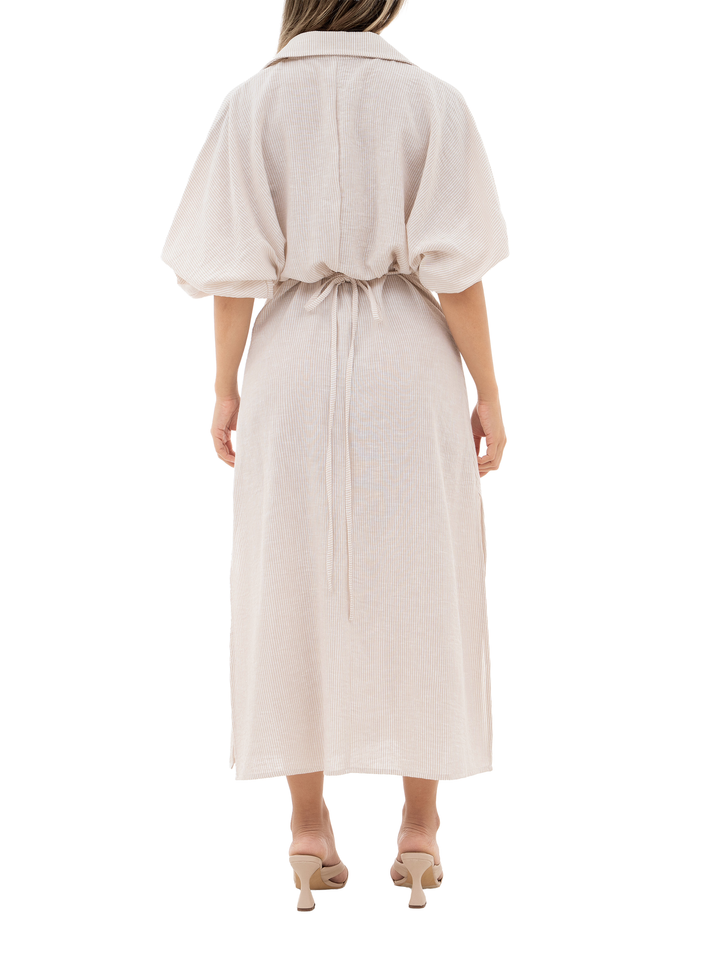 Vestido maxi camisero con lazo en espalda y diseño femenino sofisticado