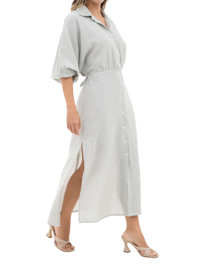 Vestido maxi femenino con corte en cintura y caída natural