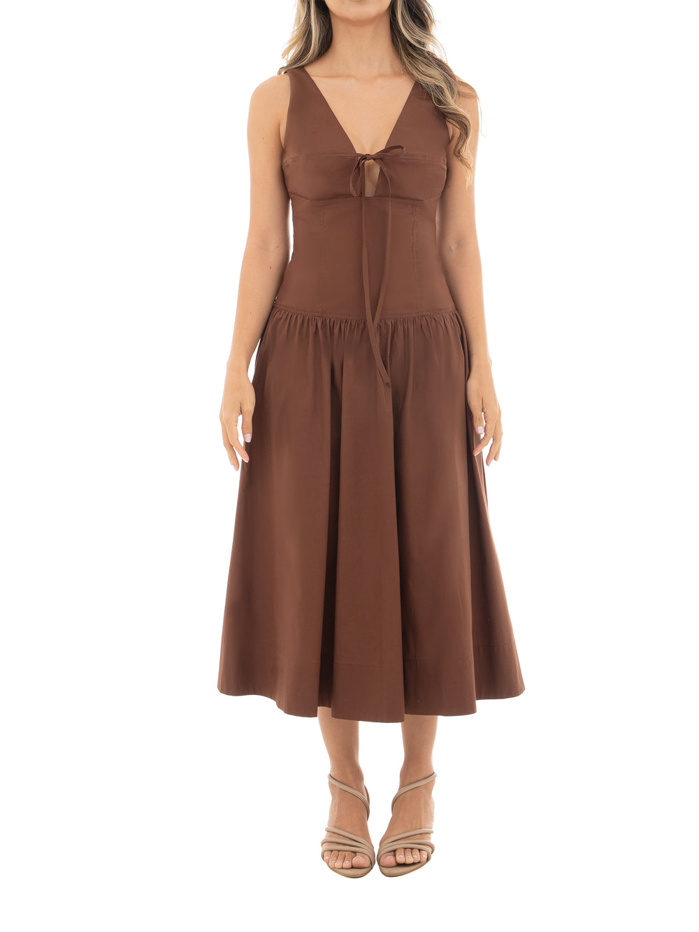 vestido elegante con falda fruncida y ajuste en cintura