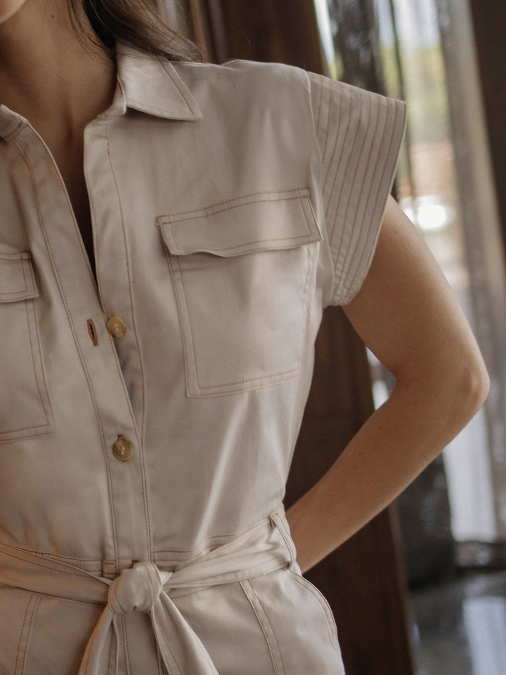 vestido femenino con bolsillos de parche y diseño estructurado