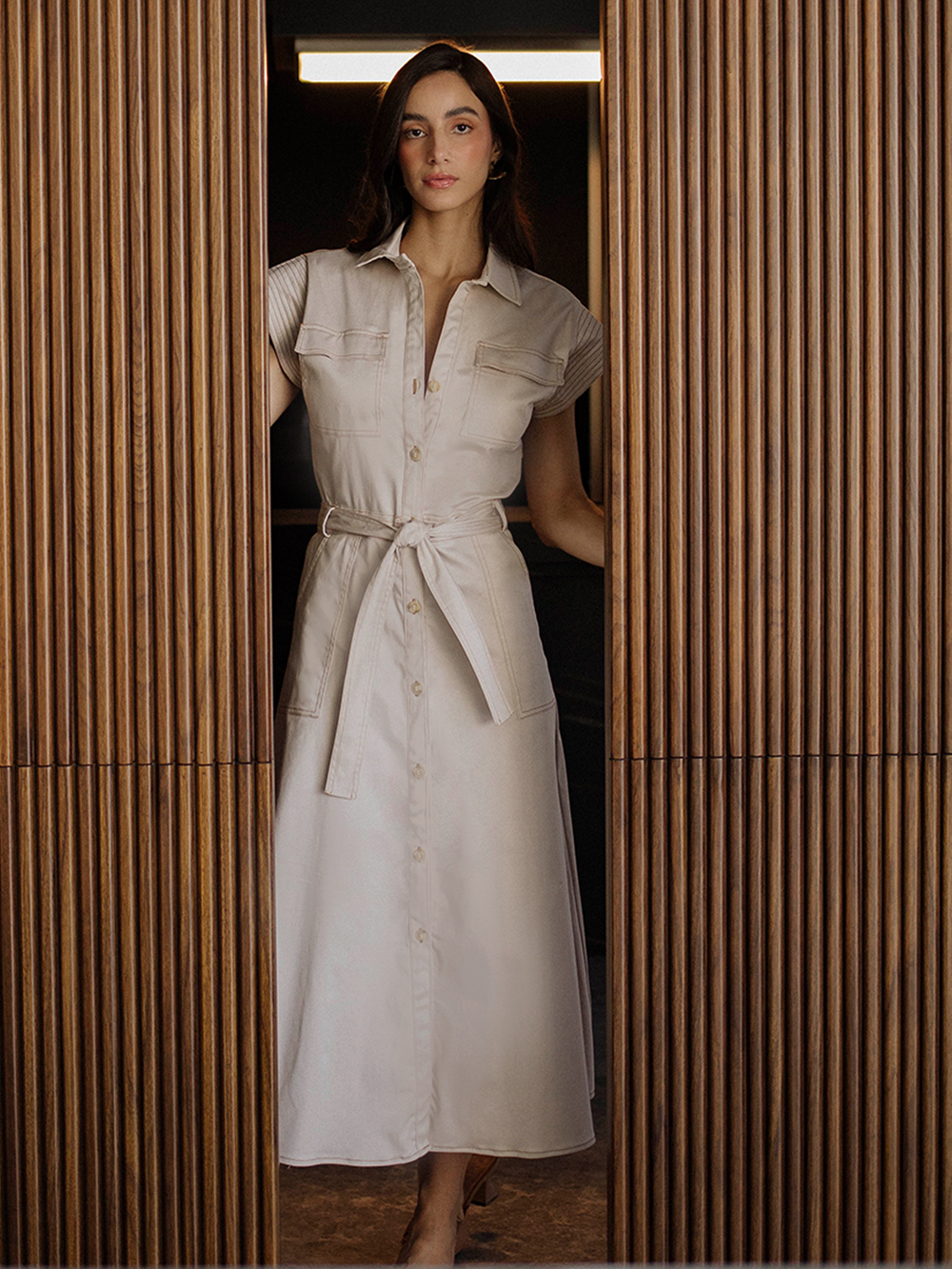 vestido elegante para dama con cinturón en tela y pespuntes en contraste